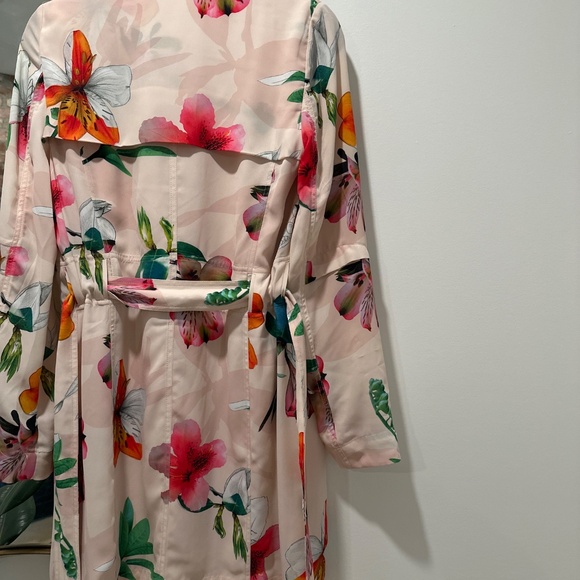 Babaton Aritzia Quincey Floral Duster Trench Jacket w/ Pockets Beige Pink XS - Picture 3 of 5